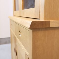 IDC OTSUKA(大塚家具)取り扱い、北海道旭川の老舗家具メーカー「上坂木材」より『杜』シリーズのカップボードです。オーク材のナチュラルな質感とシンプルなデザインは北欧スタイルにもオススメ！