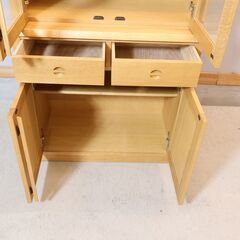 IDC OTSUKA(大塚家具)取り扱い、北海道旭川の老舗家具メーカー「上坂木材」より『杜』シリーズのカップボードです。オーク材のナチュラルな質感とシンプルなデザインは北欧スタイルにもオススメ！