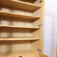 IDC OTSUKA(大塚家具)取り扱い、北海道旭川の老舗家具メーカー「上坂木材」より『杜』シリーズのカップボードです。オーク材のナチュラルな質感とシンプルなデザインは北欧スタイルにもオススメ！