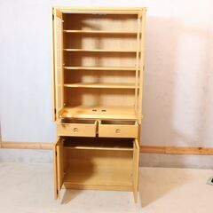 IDC OTSUKA(大塚家具)取り扱い、北海道旭川の老舗家具メーカー「上坂木材」より『杜』シリーズのカップボードです。オーク材のナチュラルな質感とシンプルなデザインは北欧スタイルにもオススメ！