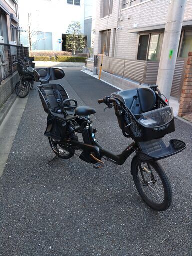 c89土日もお子様と土足のまま、いろいろなタイプの電動自転車のご試乗可能です。  バカ良心的な電動自転車屋　安心の無料保証；点検サービス付き  電動自転車・リサイクル専門店　　ご試乗をしてから、ご購入できます。  ２０インチ、チャイルドシート、２人乗り、３人乗り、１人乗り電動自転車  後ろチャイルドシートをかごに変更して、１人乗りにもできます。  バッテリーは新品の９０％以上の性能です。  １回の充電で３０Ｋｍ以上走行可能でコンディション良好です。  電動自転車、在