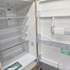 リサイクルショップどりーむ荒田店 No10917　現状品販売　三菱　３ドア冷蔵庫　2005年製　容量370L　※自動製氷NG・パーツ破損・パーツ欠品・ドアに大量のシールあり(´;ω;｀) リサイクルショップどりーむ荒田店 No10917 現状品販売 三菱 3ドア