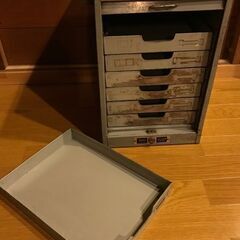 古いスチール製　書類入れ