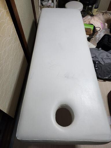 有孔施術ベッド　折りたたみ丸椅子２脚セット付