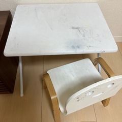 子供用の机と椅子セット