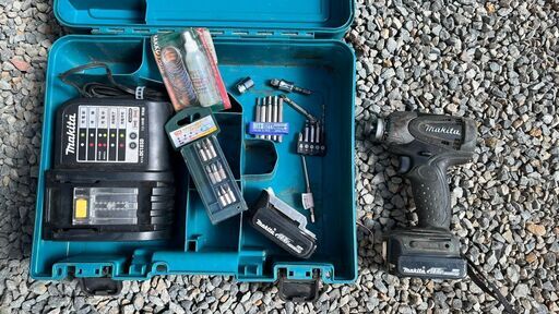 【予定者決まりました】マキタ　インパクトドライバー　makita DIY　工具　ドリル　充電器２個セット　ビット　TD135DSHX