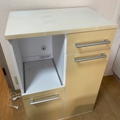 【決まりました】食器棚　電源プラグ付き　