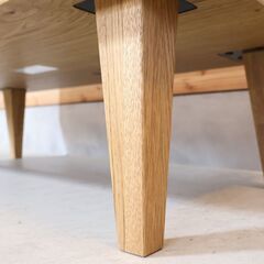 CRASH GATE(クラッシュゲート)のAURO(アウロ)コーヒーテーブル。節を残した表情豊かなオーク材を使用したナチュラルなリビングテーブル。把手やネームプレートのスチールパーツがアクセントに♪