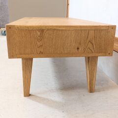 CRASH GATE(クラッシュゲート)のAURO(アウロ)コーヒーテーブル。節を残した表情豊かなオーク材を使用したナチュラルなリビングテーブル。把手やネームプレートのスチールパーツがアクセントに♪