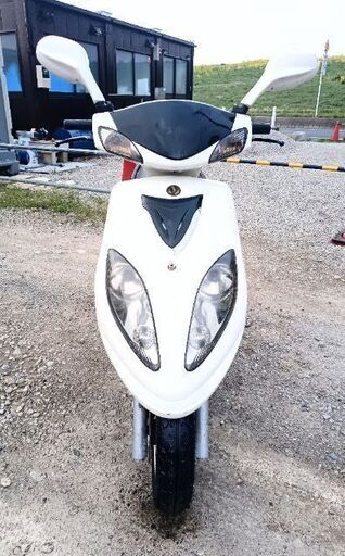 非常に良いエンジン。SYM (アッティラ 125cc)。バッテリーは新品。フロントタイヤは新品。リアタイヤは新品。エンジンオイルは新品。フロントディスクブレーキ付き。サイドスタンド付き。走行距離 25522 キロメートル。