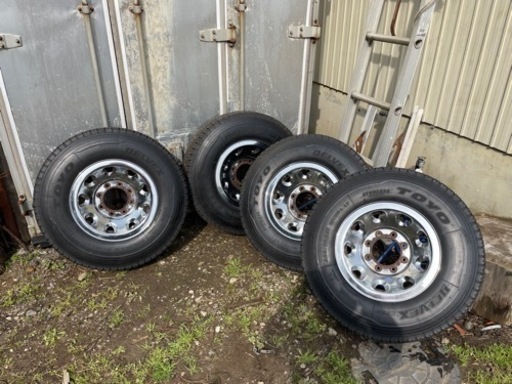 ほぼ新品タイヤ　セット225/85R16 スタッドレスタイヤセット