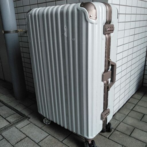 超大型スーツケース75×55×30ナンバー式鍵付き