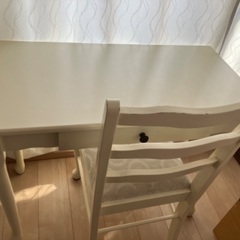 アンティーク風テーブルと椅子のセット