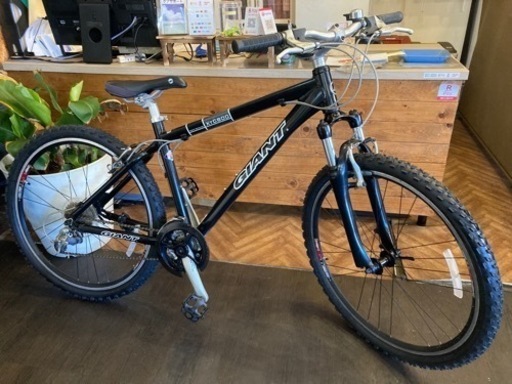【値下げ！GIANT XTC800 MTB 前後タイヤ・チューブ新品！】サスペンション付き　アルミフレーム　3×8速　26インチMTB ブラック