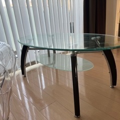透明のガラステーブル