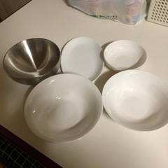 白いお皿とアヒージョ鍋とサラダボール