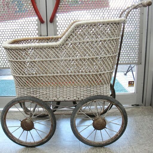 ラタン製のヴィンテージ乳母車 籐編み製 小さめ 乳母車 W48×D80×H83cm 昭和