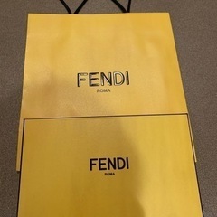 FENDIの紙袋とラッピング箱