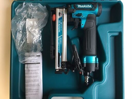 【1度だけ使用の美品・良品】　makita・マキタ　高圧エアタッカ　AT425HEM（青）　ステーブル幅4㎜