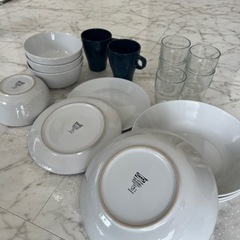IKEAのお皿3種類　マグカップ　ガラスコップ