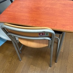 学校の机と椅子（子ども用の学習机と椅子）