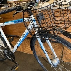 【前後タイヤ・チューブ新品！PROGEAR LEDオートライト】泥除け・鍵付き　3×7速　700×32cクロスバイク　白×水色