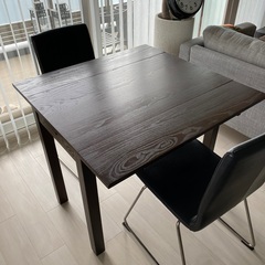 IKEAのテーブルと椅子のセット