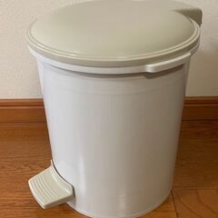 【無料】プラスチック★ペダル式ごみ箱