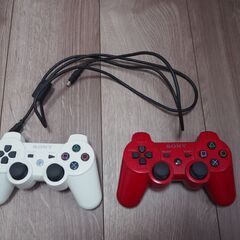 PS3コントローラー2台（赤、白）、充電ケーブル1本付属