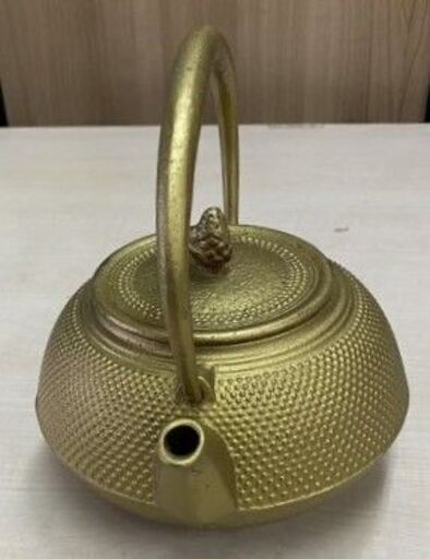 鉄瓶　南部鉄器？　黄金色　全高19㎝　20×16㎝　金運上昇　縁起物