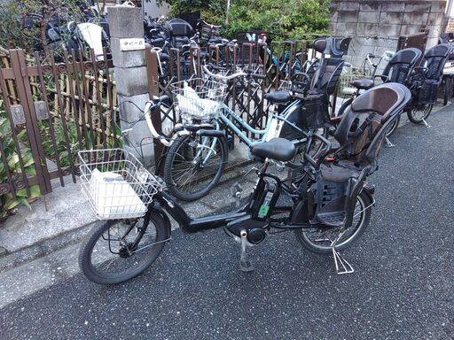 ｄ06バカ良心的な電動自転車屋　安心の無料保証；点検サービス付き  土日もお子様と土足のまま、いろいろなタイプの電動自転車のご試乗可能です。  ２０インチ、チャイルドシート、２人乗り、３人乗り、１人乗り電動自転車  後ろチャイルドシートをかごに変更して、１人乗りにもできます。  電動自転車・リサイクル専門店　　ご試乗をしてから、ご購入できます。  バッテリーは新品の９０％以上の性能です。  １回の充電で３０Ｋｍ以上走行可能でコンディション良好です。  電動自転車、在