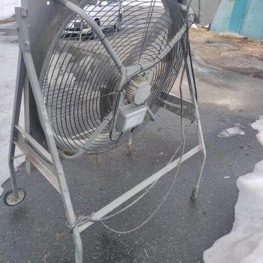 インバーターファン牛舎用（3相200v脚曲がり）