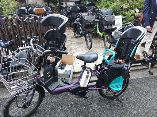ｄ09土日もお子様と土足のまま、いろいろなタイプの電動自転車のご試乗可能です。  ２０インチ、チャイルドシート、２人乗り、３人乗り、１人乗り電動自転車  電動自転車・リサイクル専門店　　ご試乗をしてから、ご購入できます。  バカ良心的な電動自転車屋　安心の無料保証；点検サービス付き  後ろチャイルドシートをかごに変更して、１人乗りにもできます。  バッテリーは新品の９０％以上の性能です。  １回の充電で３０Ｋｍ以上走行可能でコンディション良好です。  電動自転車、在