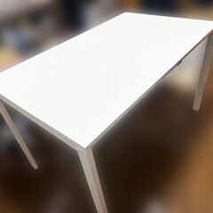 大きい白テーブル