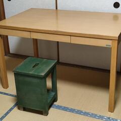 作業台と図工室の椅子　テーブル