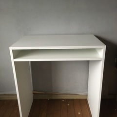 IKEAのシンプルな机
