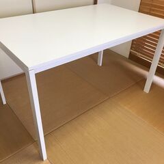 イケアIKEA の白のテーブル①
