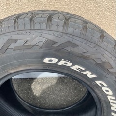 美品トーヨータイヤ　オープンカントリー　ホワイトレター　265/70R17
