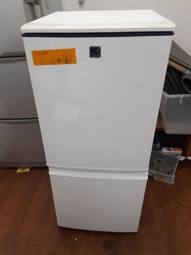 リサイクルショップどりーむ天保山店　No12t573　冷蔵庫　SHARP　２０１５年製　１３７L　左前脚無し(´;ω;｀)　使う分には問題なし♪
