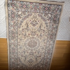 義母の部屋に敷いてあった絨毯（66×110）綺麗です。2枚あります。