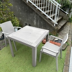 ガーデンテーブル、イス2脚のセット