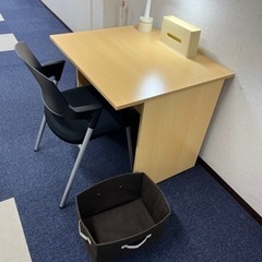 机、椅子、カバン置きボックス、ティッシュボックス