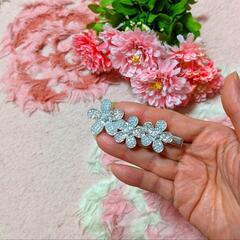 新品♡シルバー♡花柄♡小さなパール＆キラキラビジュー付き♡ヘアクリップ