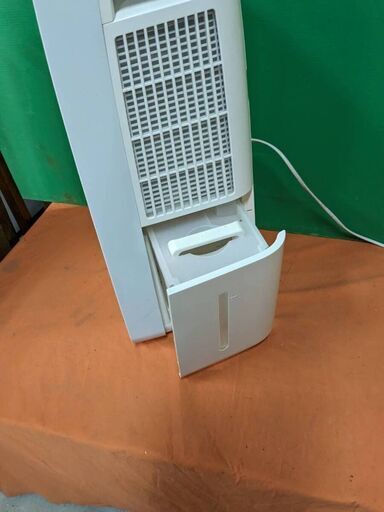 ☆中古￥12,800！SHARP　除湿機　家電　CM-L100-W型　ホワイト　プラズマクラスター　2020年製　【BD047】