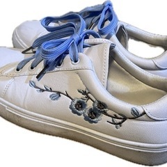 ６月前半まで⭐︎ 靴 スニーカー　水色花柄刺繍　白スニーカー