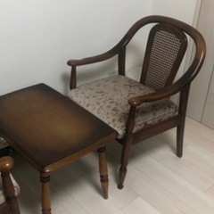 カリモク　椅子二脚と小テーブル