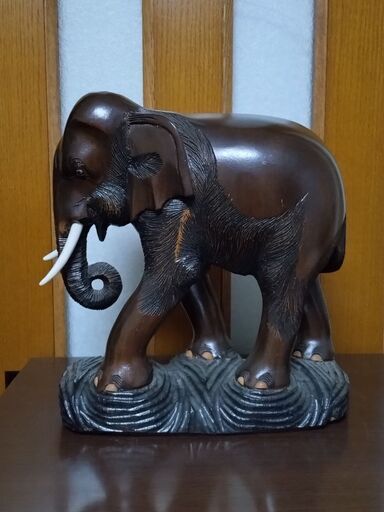 木製のゾウ（2体セット） 木彫りの象 置物二体
