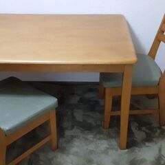 ダイニングセット　テーブル、椅子、フロアカーペット