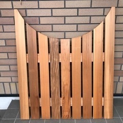 木製ゲートと柱2本