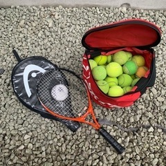 テニスボールと子供用ラケット